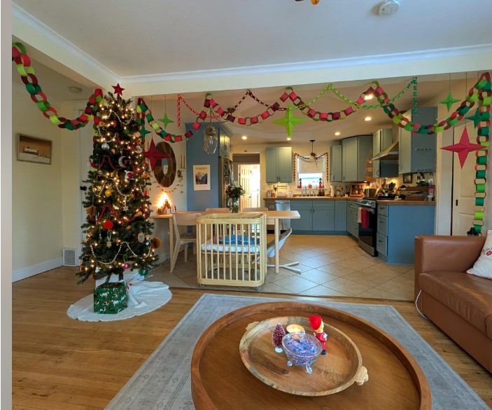 A New Mom’s Maternity Leave Holiday Routine Has the Internet Smiling