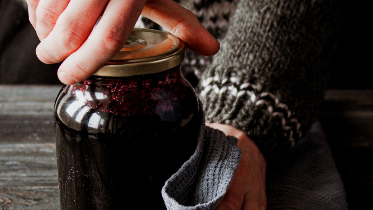 The Can Opener Trick That Finally Solves the Problem of Stubborn Jar Lids