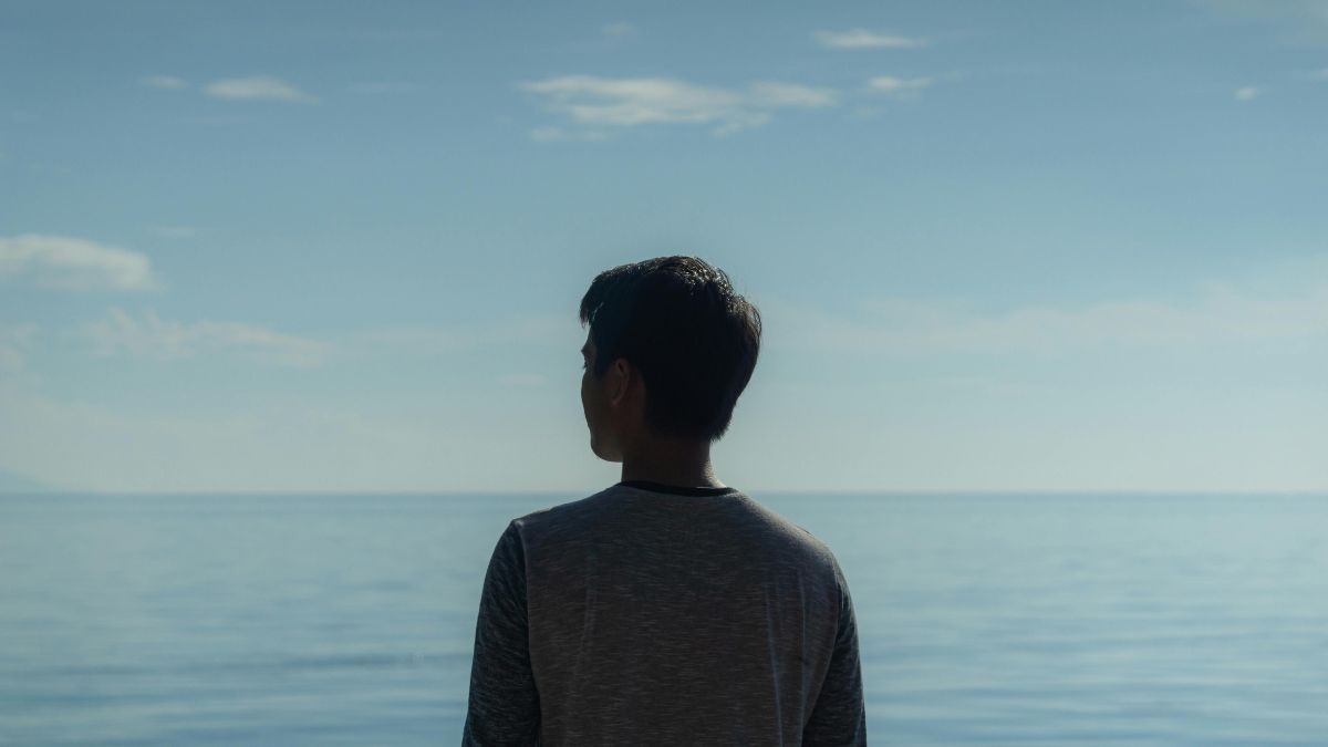 These 4 Zodiac Signs Stay Calm When Everyone Else Panics