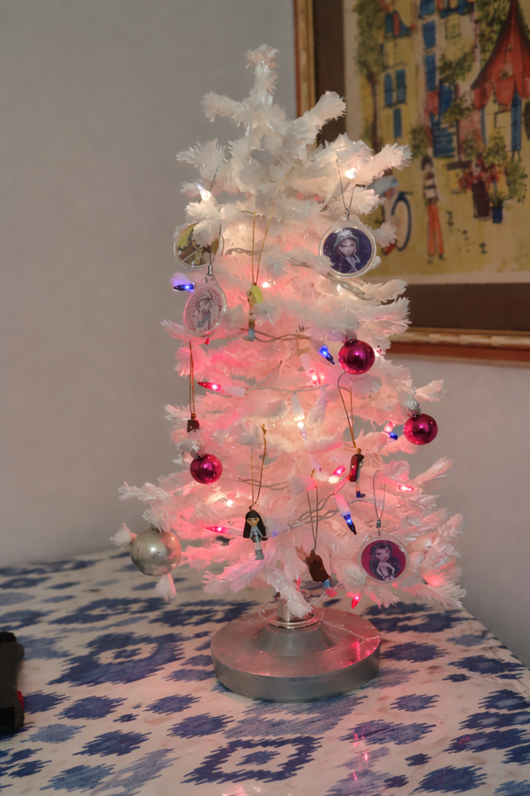 A 21 Year Old Y2K Christmas Tree Has Gen Z Feeling Seriously Jealous