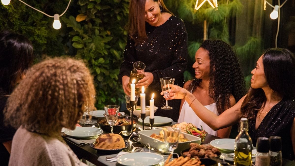 Is It Better to Arrive Early for Dinner or Show Up Late