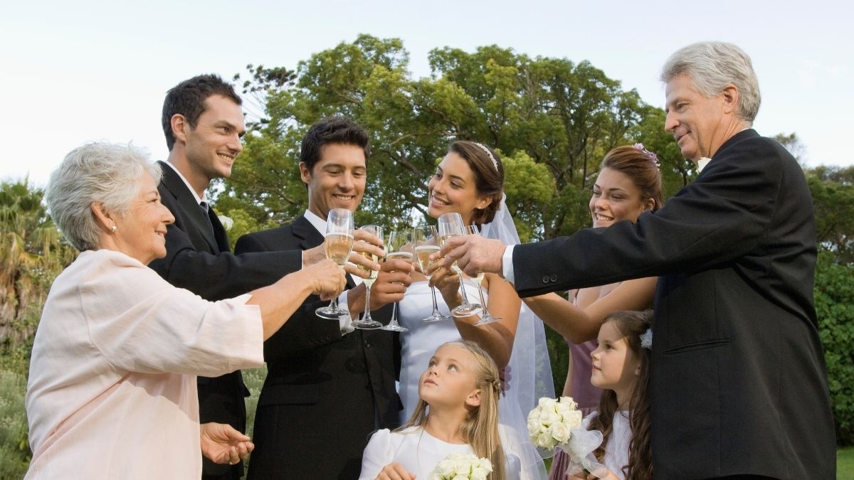 A Mother Misses Her Daughter’s Wedding Because of Her Ill Dad and Reddit Is Split