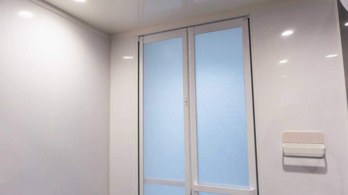 Smart Glass Bathroom Doors That Expose Smokers in Seconds