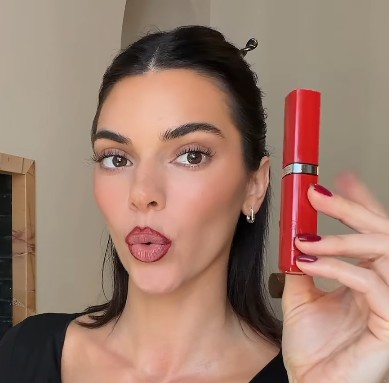 Kendall Jenner Insists She Has Never Had Plastic Surgery