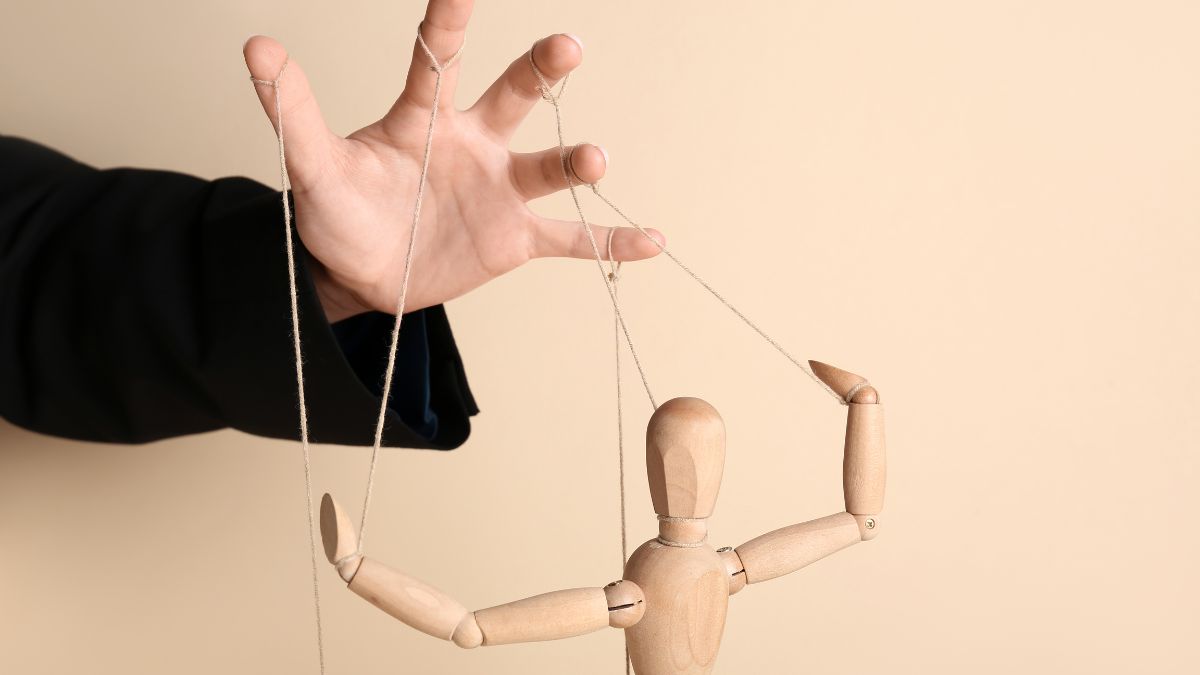 Signs You Are Being Manipulated by a “Nice” Person