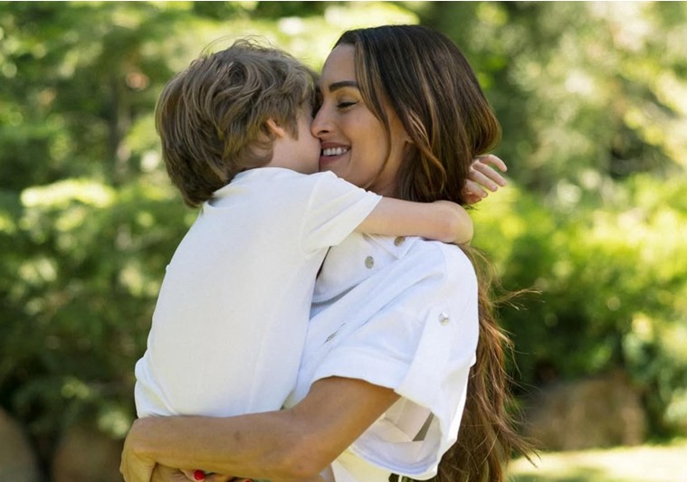A Mother’s Kiss With Her 5 Year Old Ignites a Big Parenting Debate