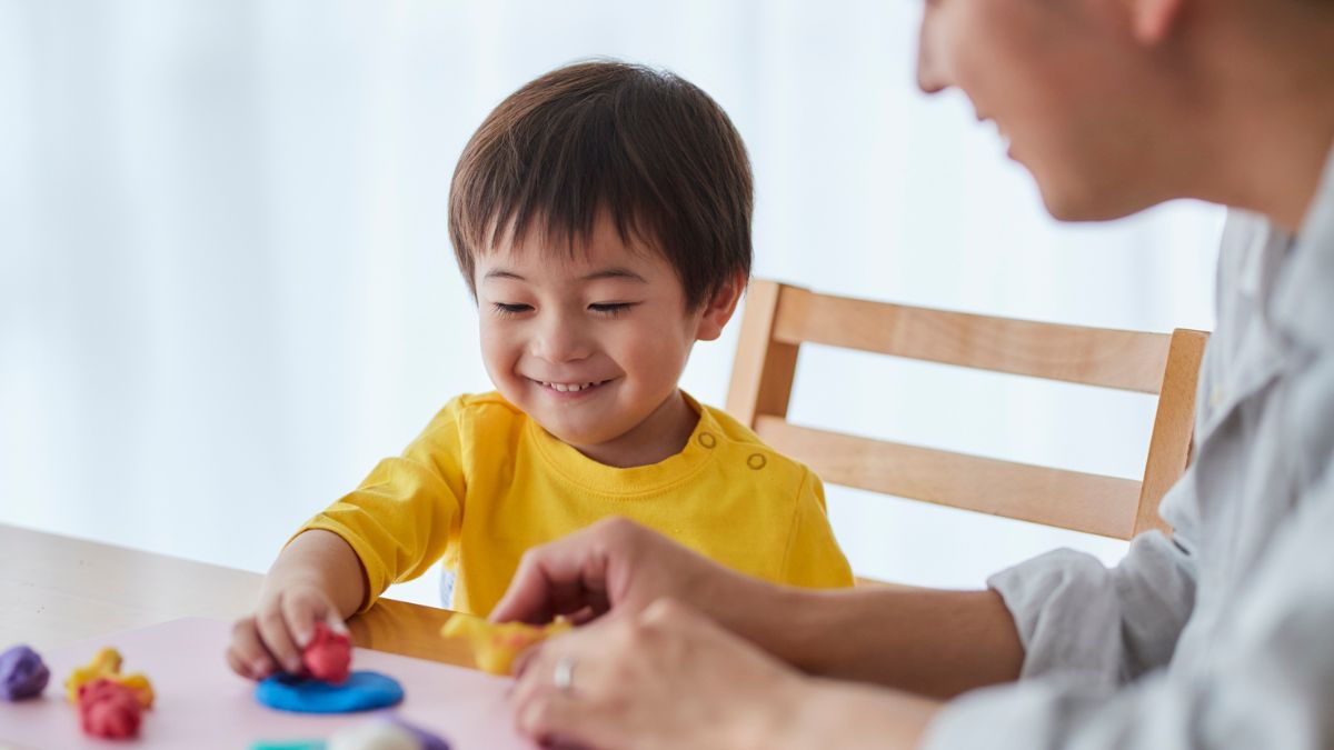 5 Habits Emotionally Intelligent Parents Teach Their Kids