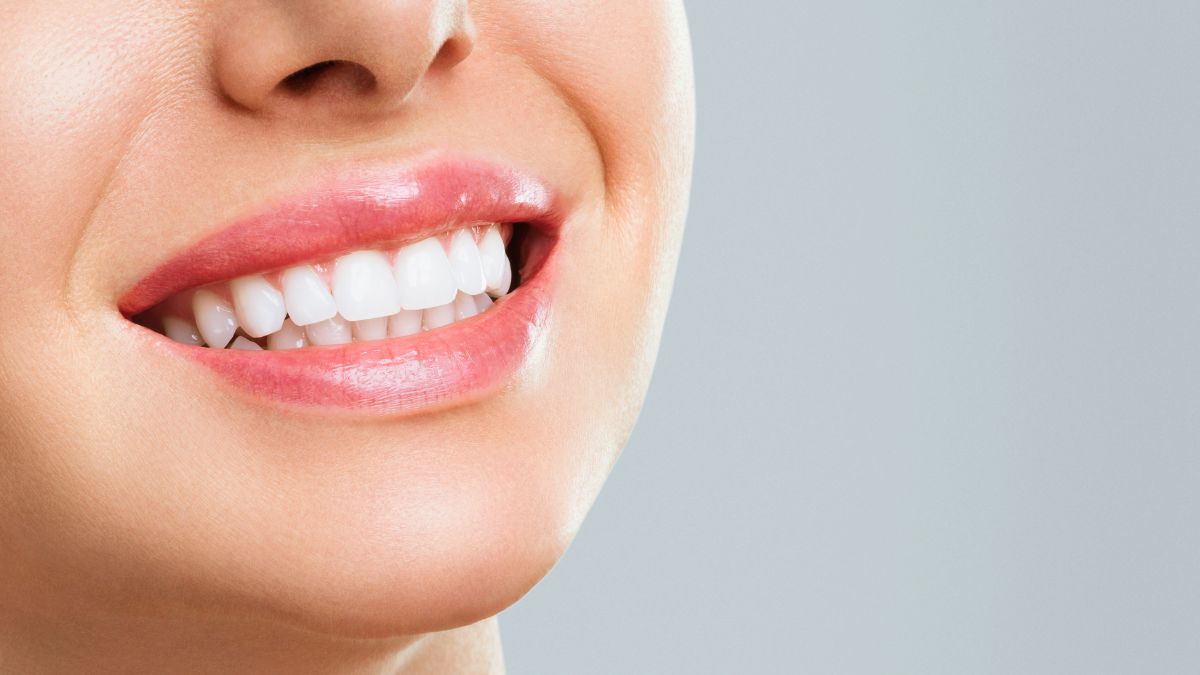 The Best Ways to Whiten Your Teeth Naturally Without Damage