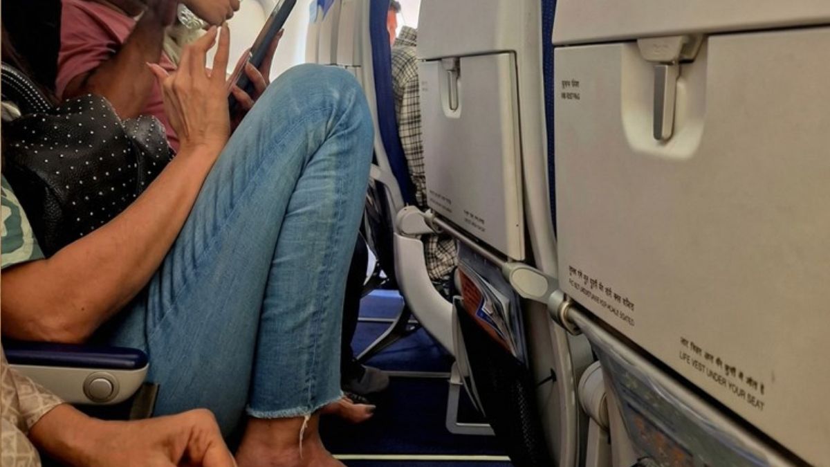 Passenger Criticizes Woman’s Airplane Seating Style, Netizens Ask: “Are You Jealous?”