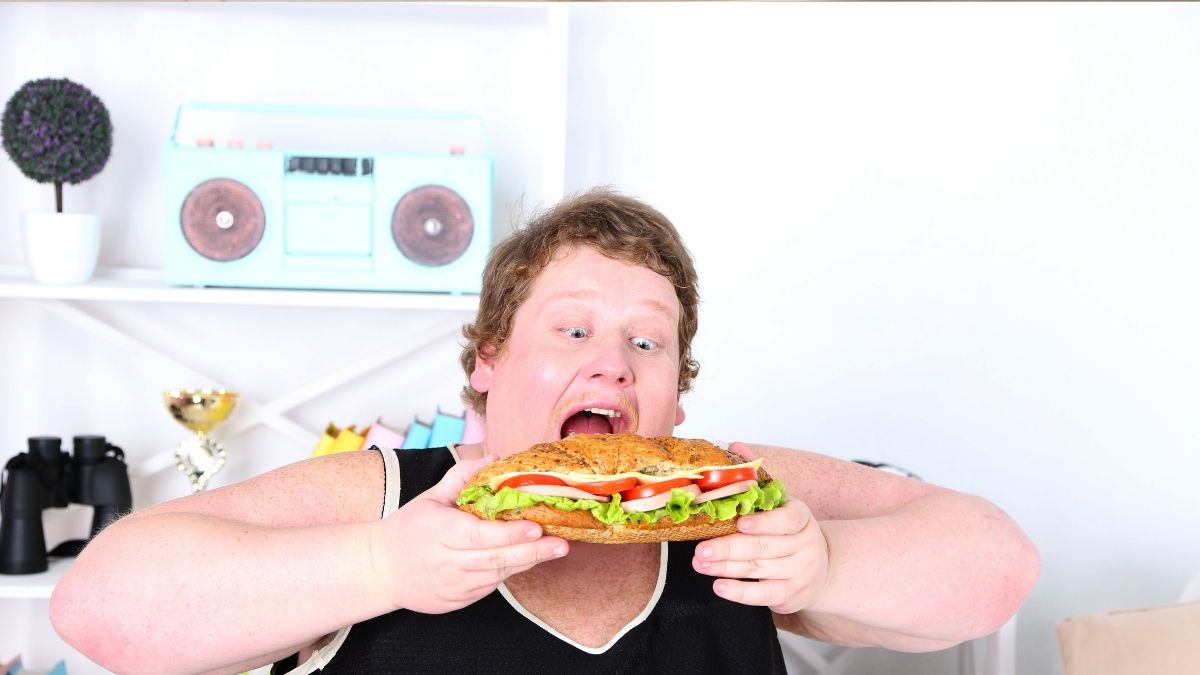 Man Eager to Eat Sandwich Shocked by Wife’s Trick, Viewers Urge: “Leave Her Immediately”