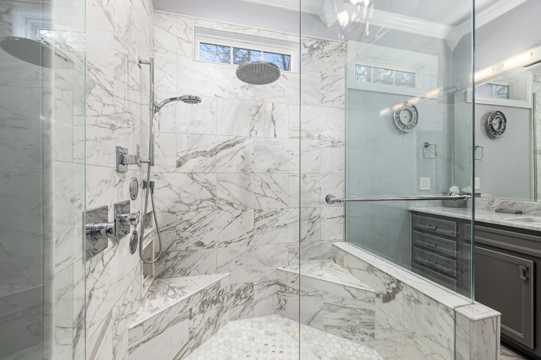 Large Format Porcelain Slabs Mimicking Onyx Stone In A Luxurious Bathroom Setting