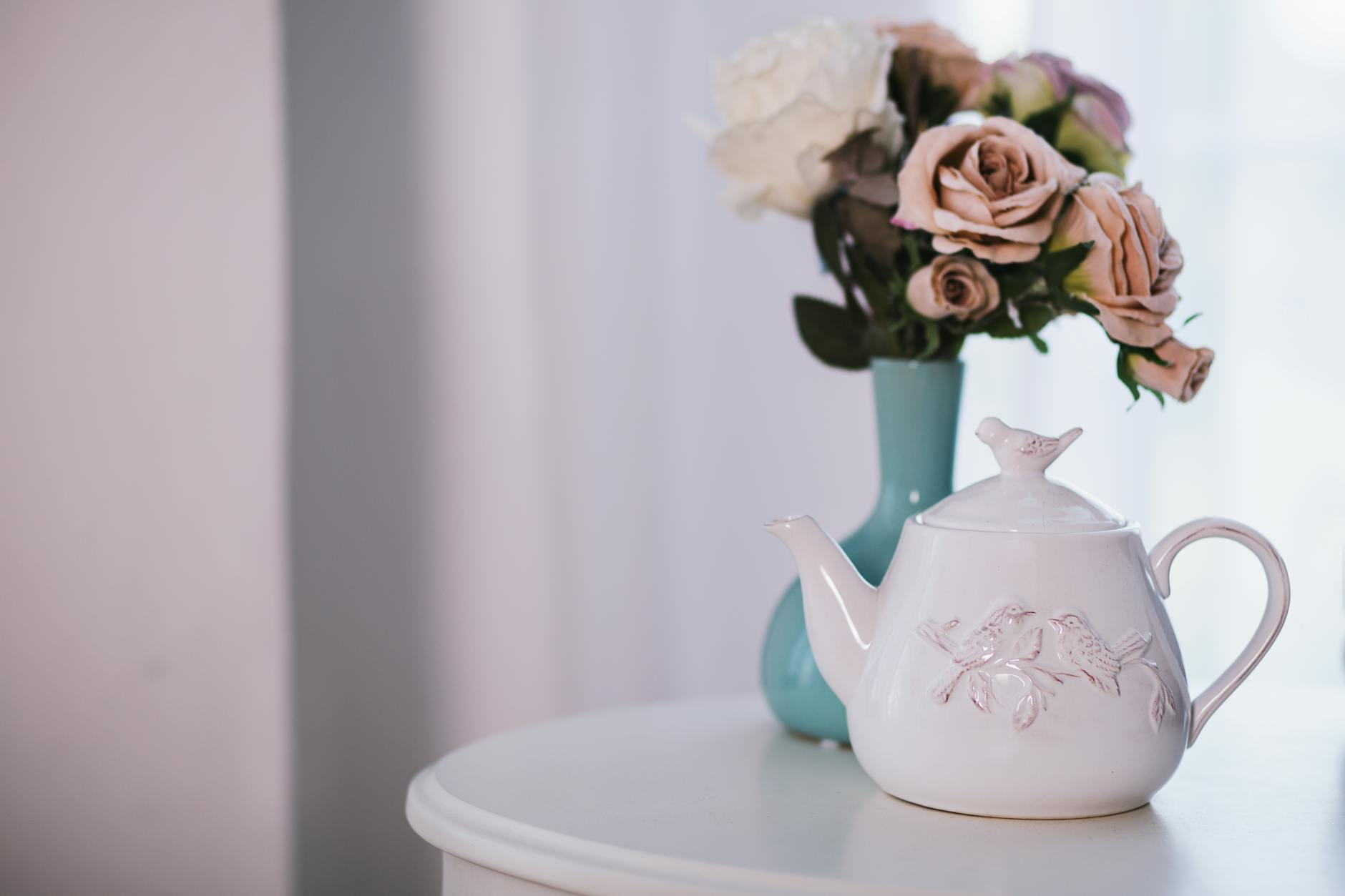 Vintage Teapots With Garden Roses And Daisies As Centerpieces