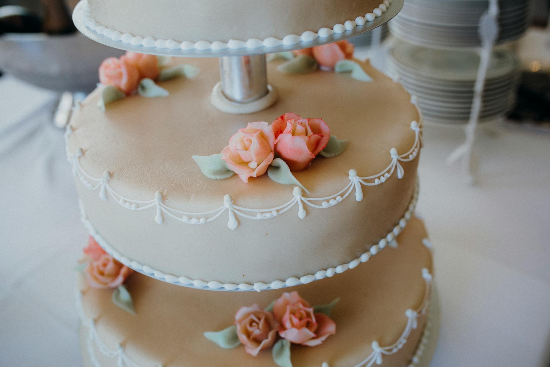 Floating Tier Wedding Cake With Hidden Separators And Fresh Flowers