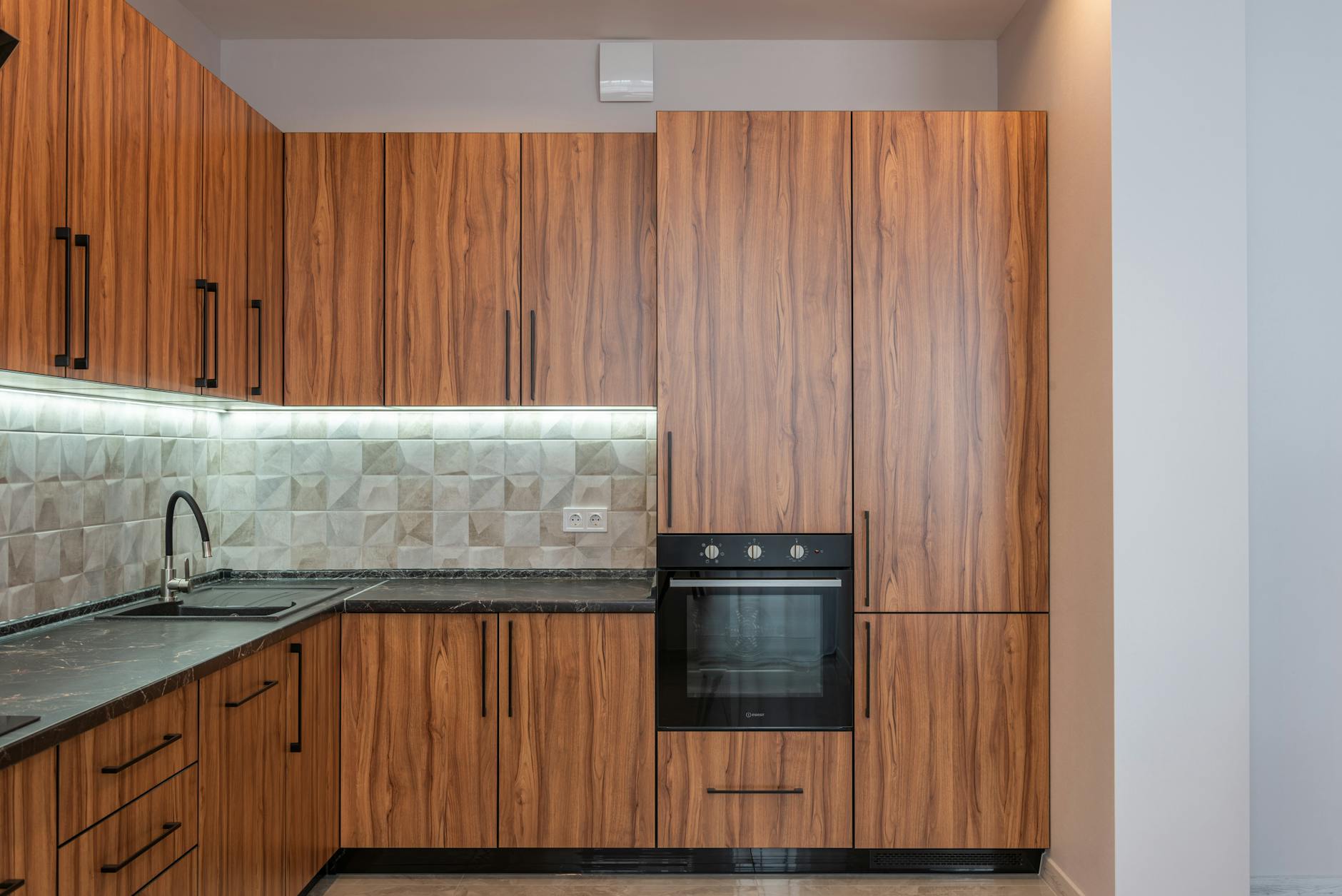 Under Cabinet Lighting In Kitchen