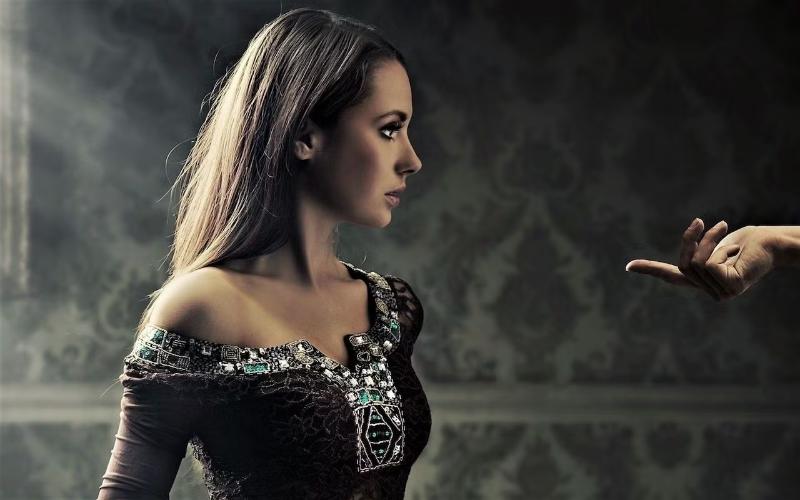 Alison Brie’s Gothic Corset at 43 Is the Perfect Wuthering Heights Screening Statement Piece