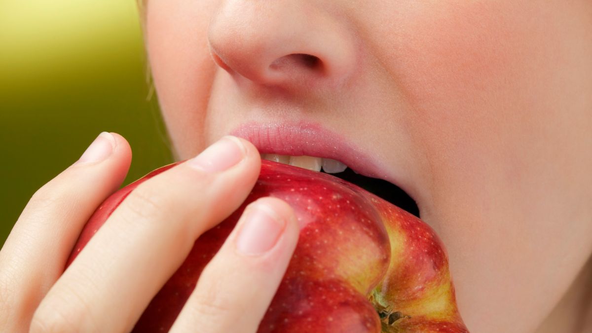 Here Is What Actually Happens to Your Body When You Eat an Apple Every Day