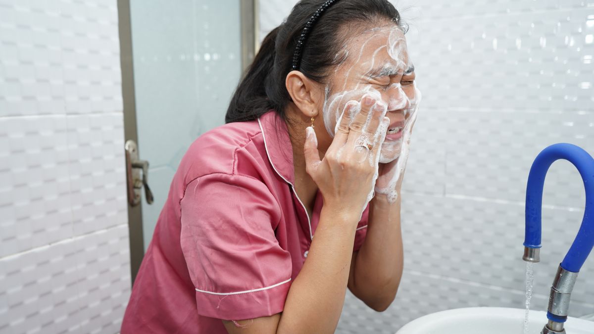 15 Signs You Are Washing Your Face Wrong