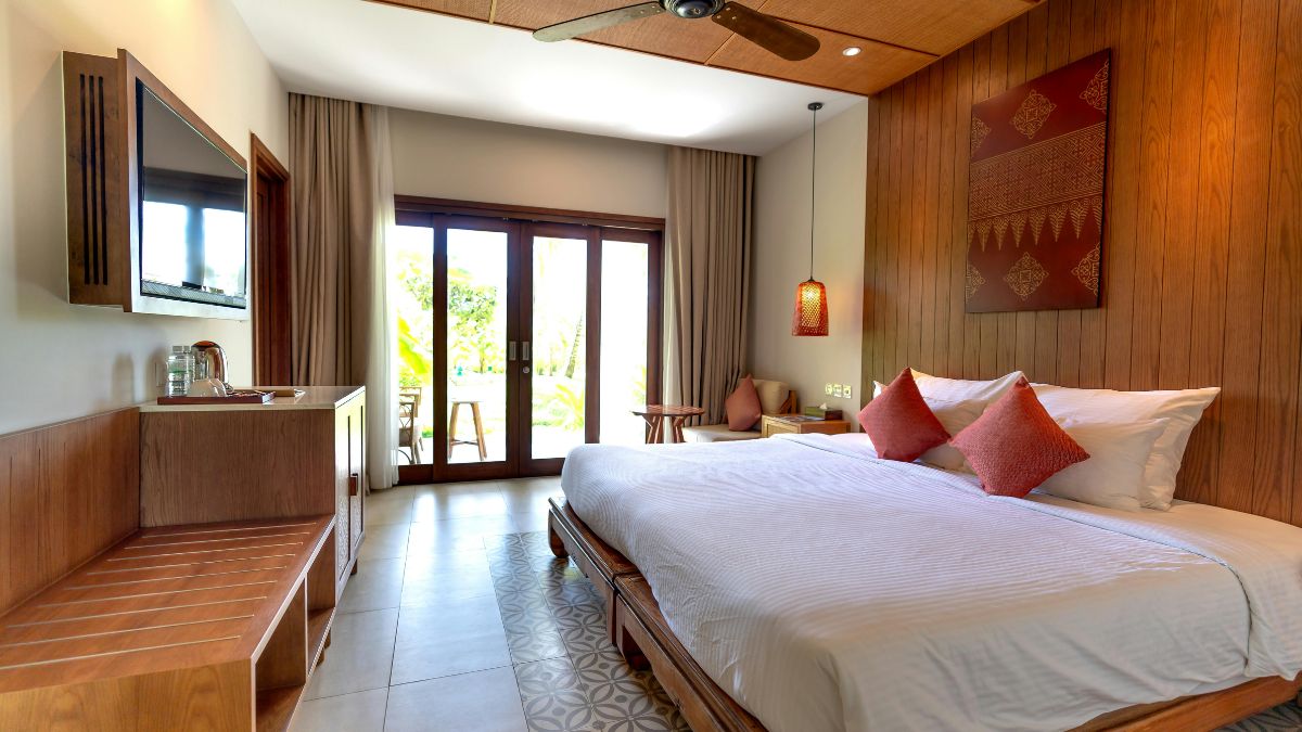 What Doctors Say You Should Always Do the Moment You Walk Into a Hotel Room