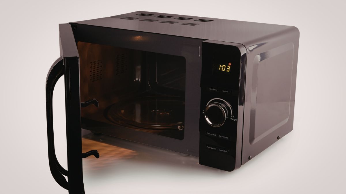 25 Things You Should Never Put in the Microwave