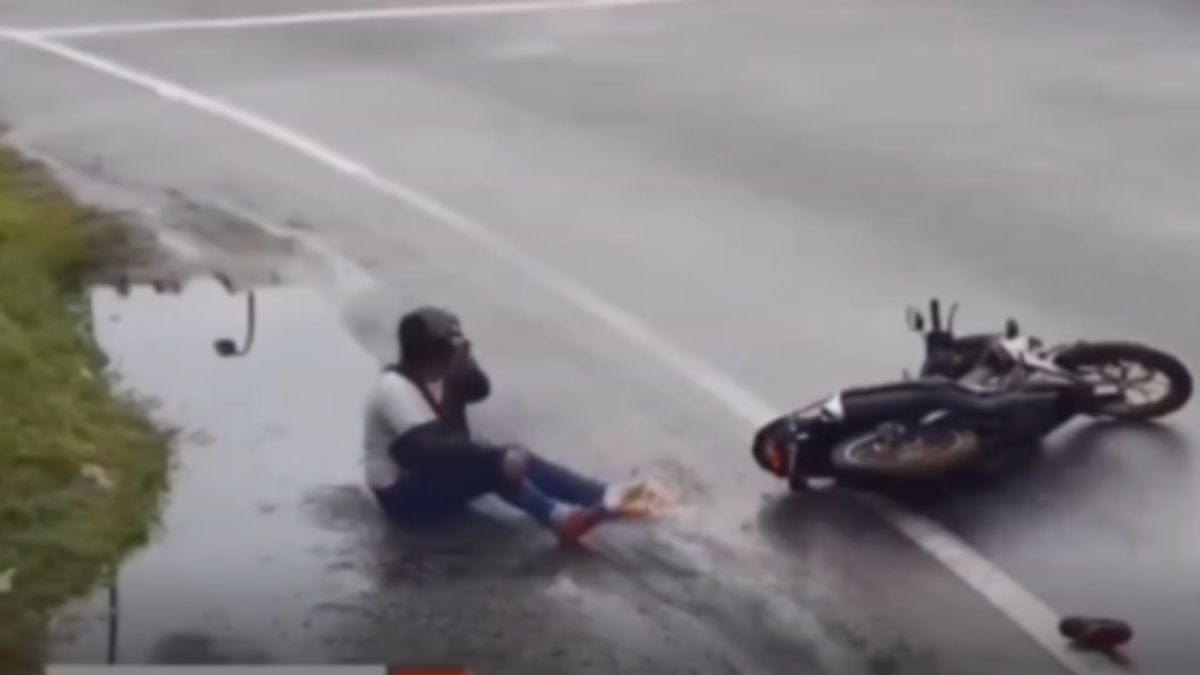 Motorcyclists Endure a Bizarre Accident That Nobody Would Believe Without the Video Evidence