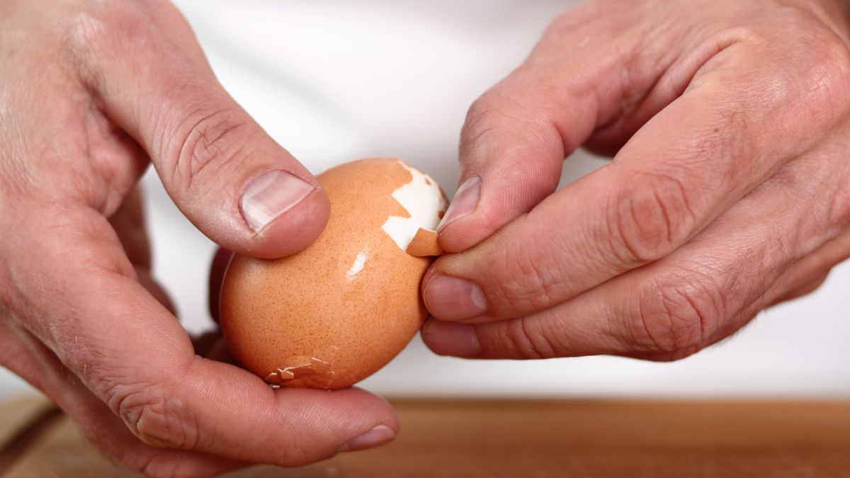 Simple Trick to Peel Boiled Eggs Effortlessly