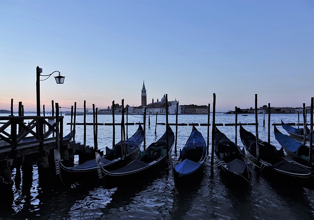 Gondola Rides Venice Tourist Crowd