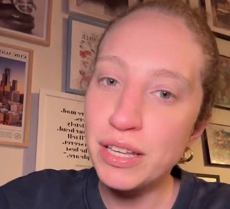 He Walked Out on a Date Over a Pink Glittery Candle, and the Internet Called It: “A Huge Red Flag”