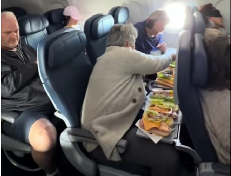 Mom Who Went Viral Made Sandwiches on a Five-Hour Flight So “The Kids Wouldn’t Go Hungry”