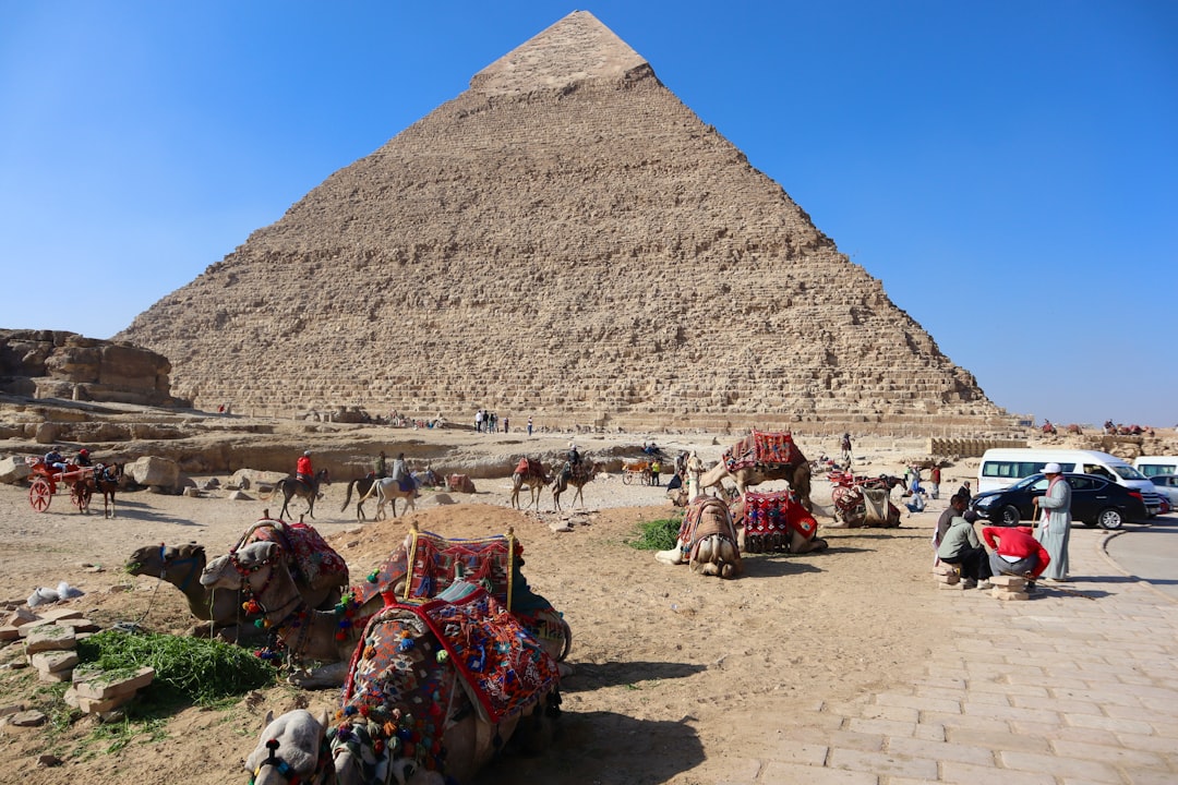 Giza Pyramids Tourist Experience Crowds Vendors
