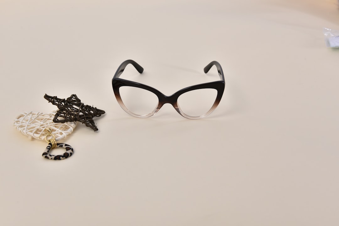 Modern Eyeglass Frames Bold Shapes Cat-eye Stylish Eyewear