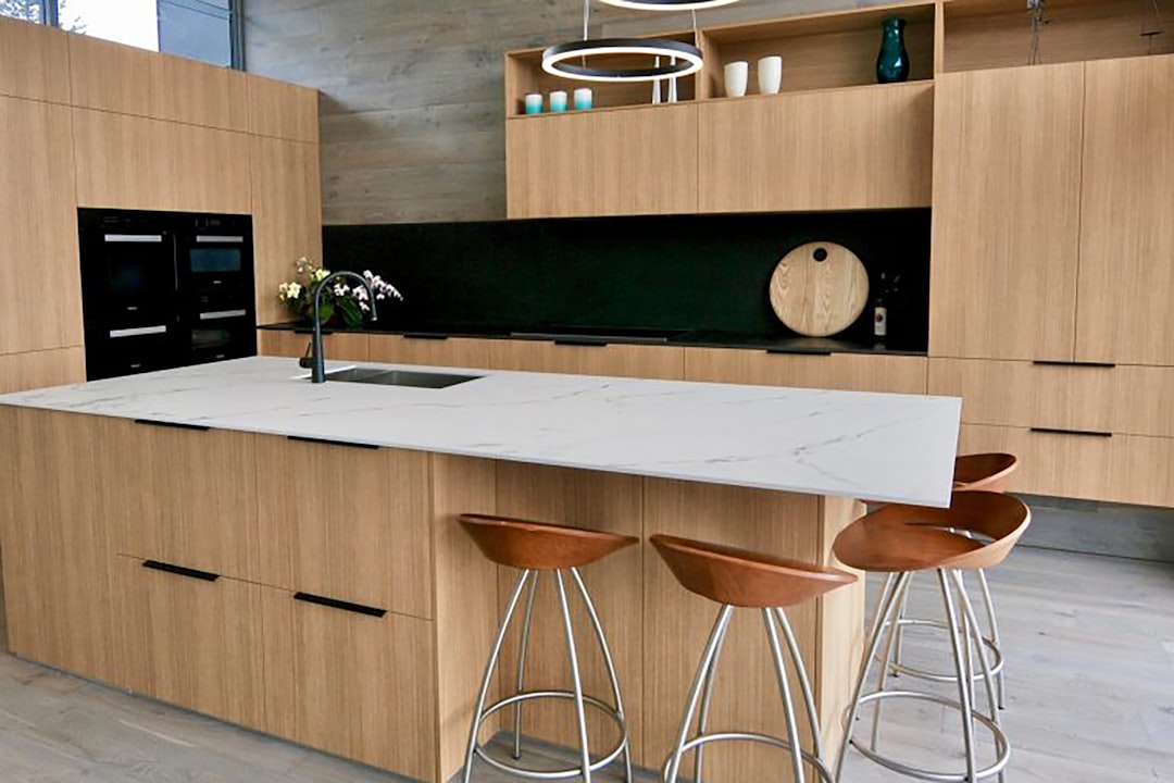 Modern Kitchen Design Without Decorative Corbels