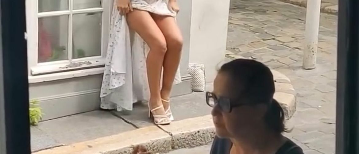 This Is What Influencers Look Like While Filming and It Has Bystanders Laughing