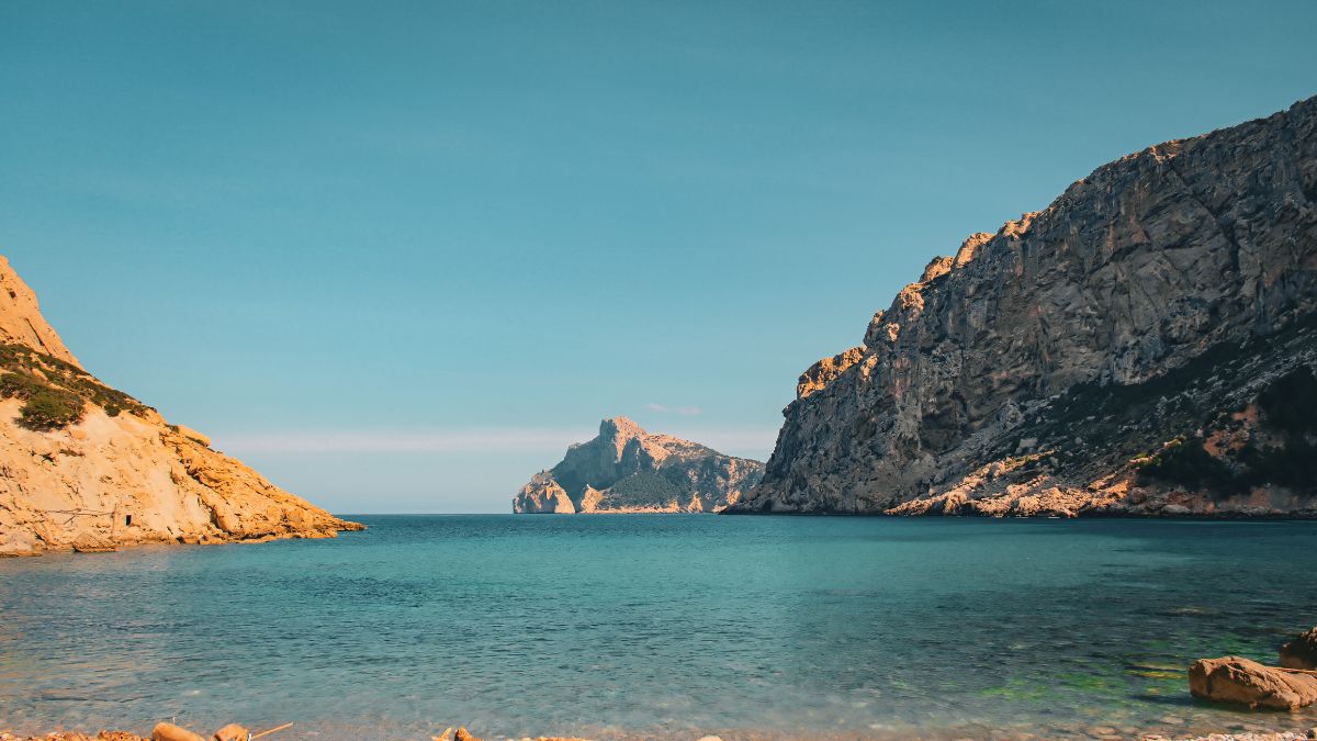 Hidden Paradise in Italy Palmarola Island Few Have Heard Of