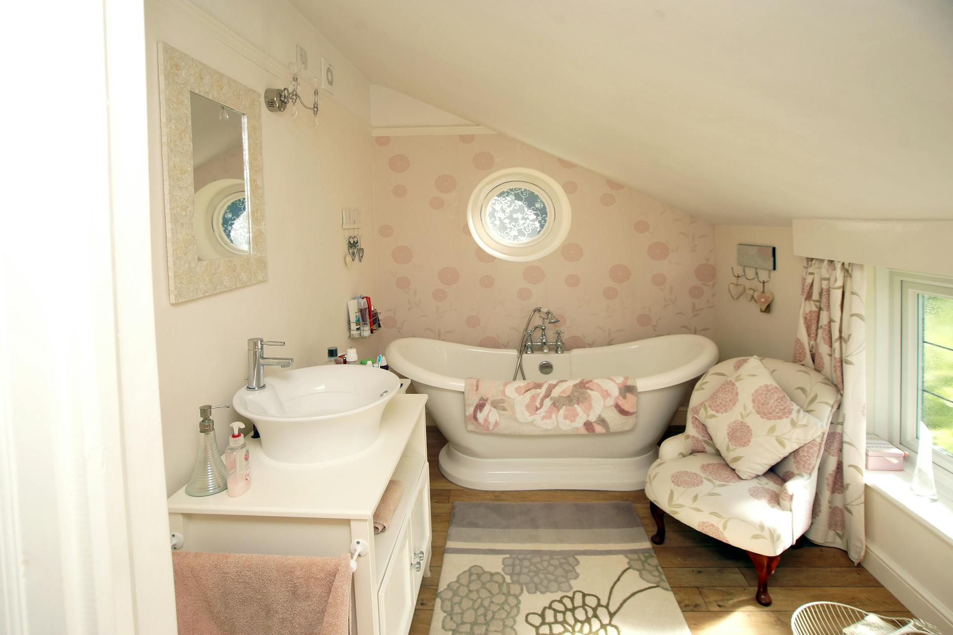 Water-resistant Bold Wallpaper Tropical Motifs Floral Prints Bathroom Renovation