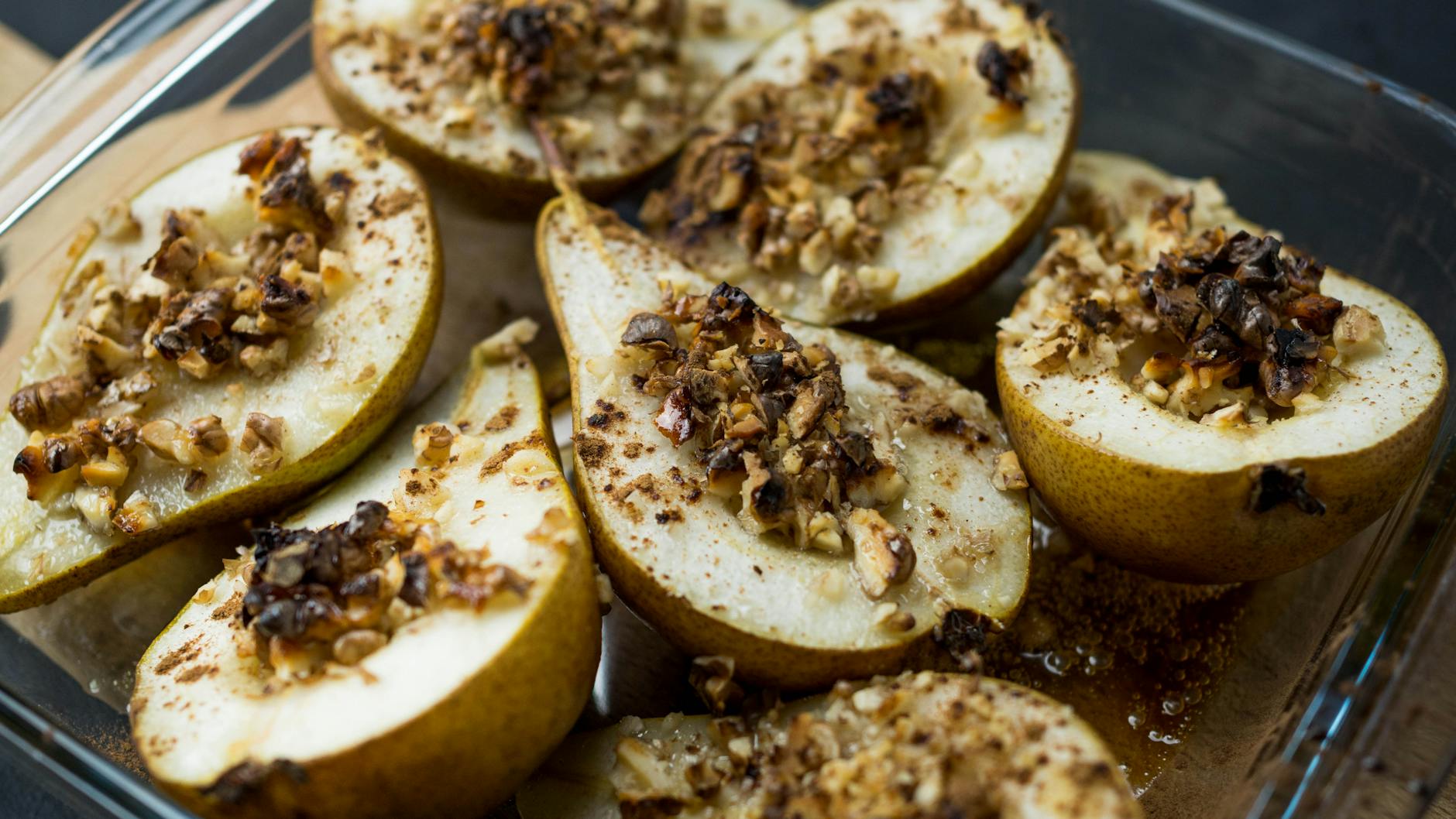 Baked Pears With Cinnamon And Walnuts