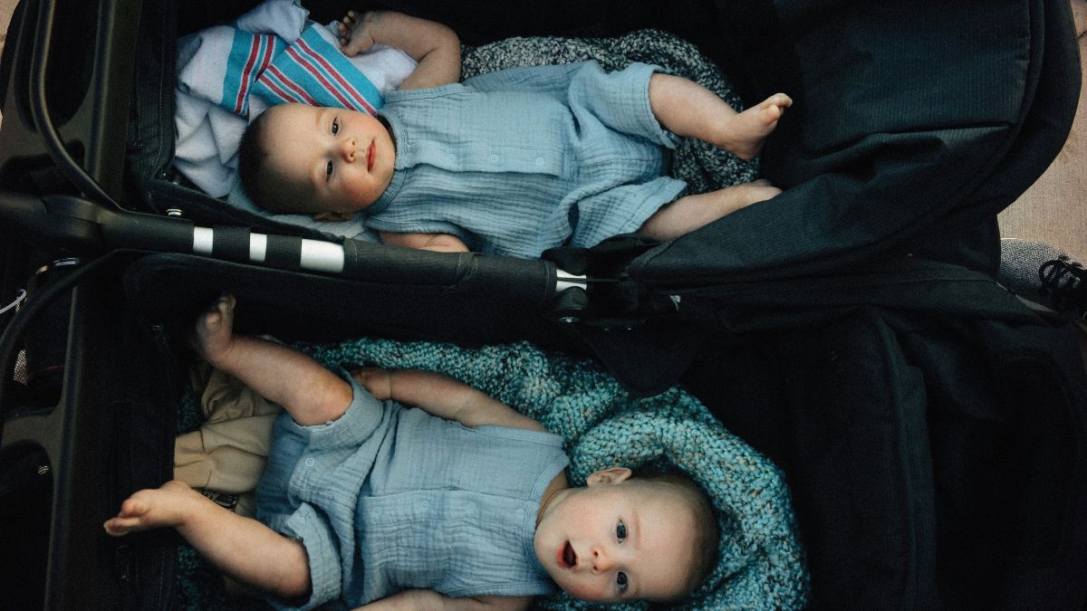 Father Could Not Distinguish His Twin Daughters After Leaving the Hospital and the Video Is a Hit