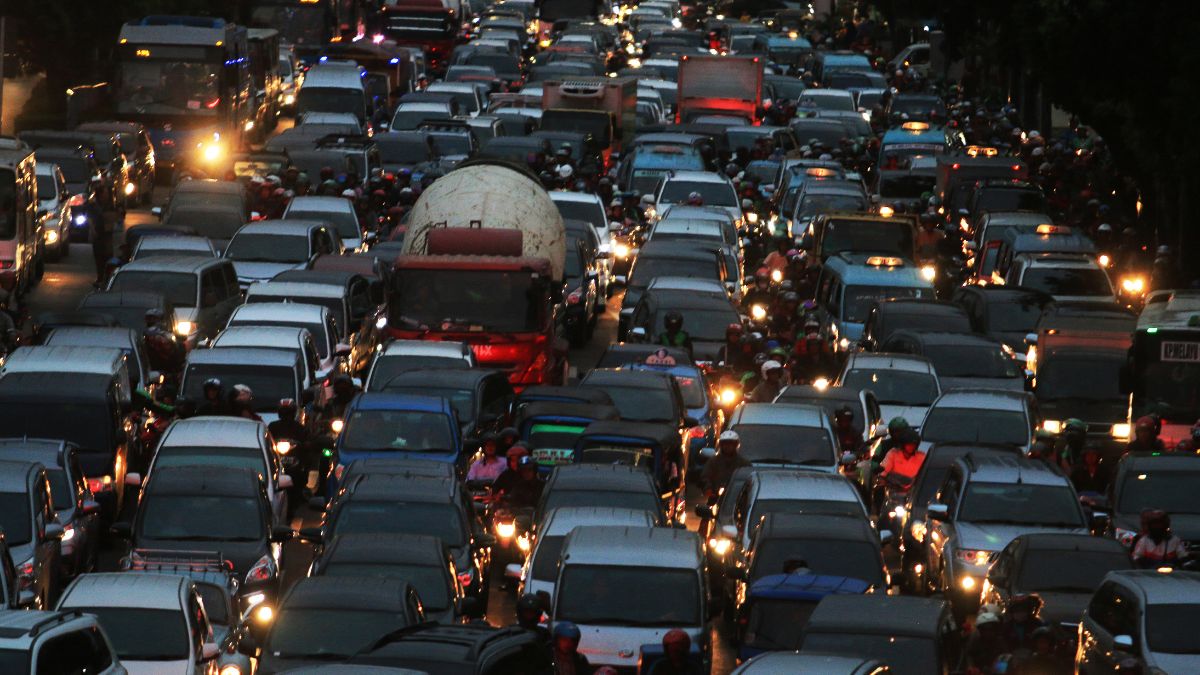 This Was the Largest Traffic Jam in History as People Sat in Their Cars for Days
