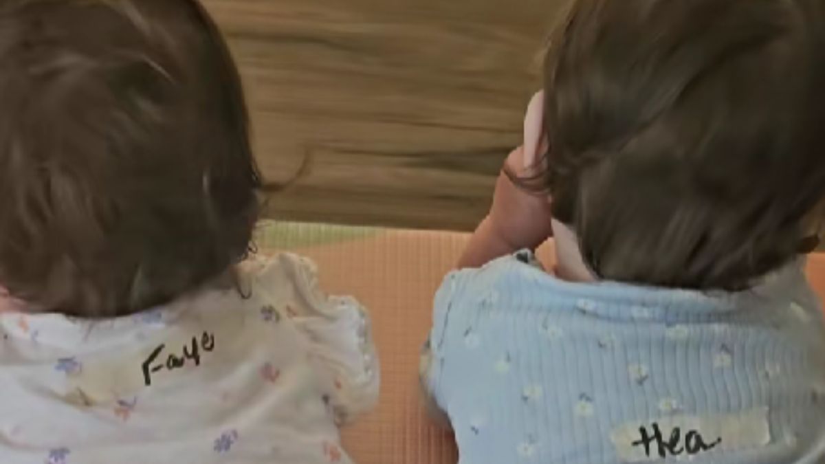 Mother Picks Up Her Twin Girls From Kindergarten and Is Surprised by Name Stickers on Their Backs