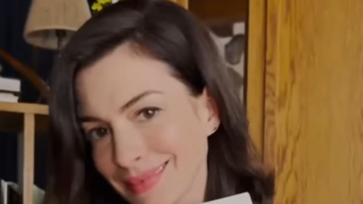 Anne Hathaway’s Latex Throwback Is a Bold Must-Try Style Move at 43