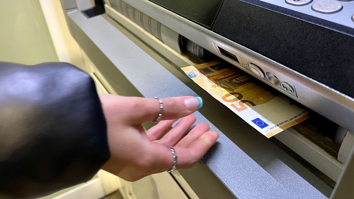 Dangerous Habits You Do at the ATM That Make You an Immediate Target for Robbery