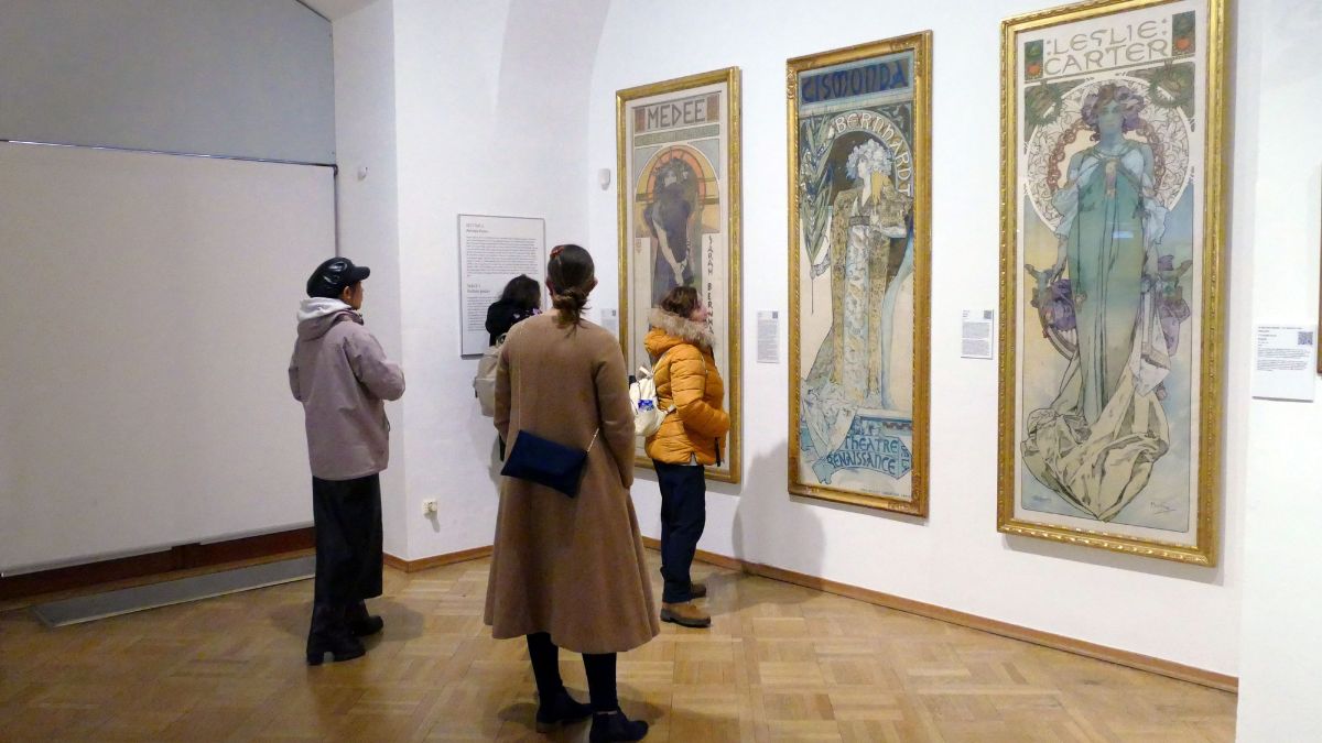 Tacky Things People Do at Art Museums That Guarantee They Will Get Kicked Out