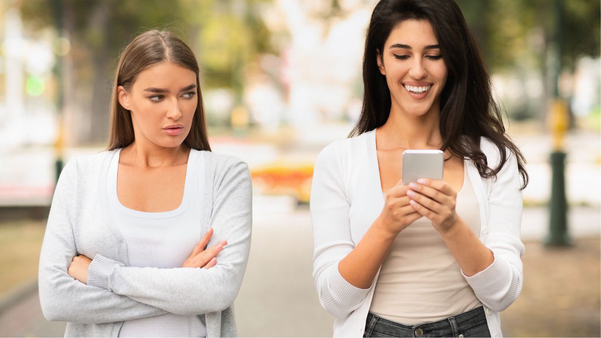 Warning Signs Your Best Friend Is Secretly Jealous of You