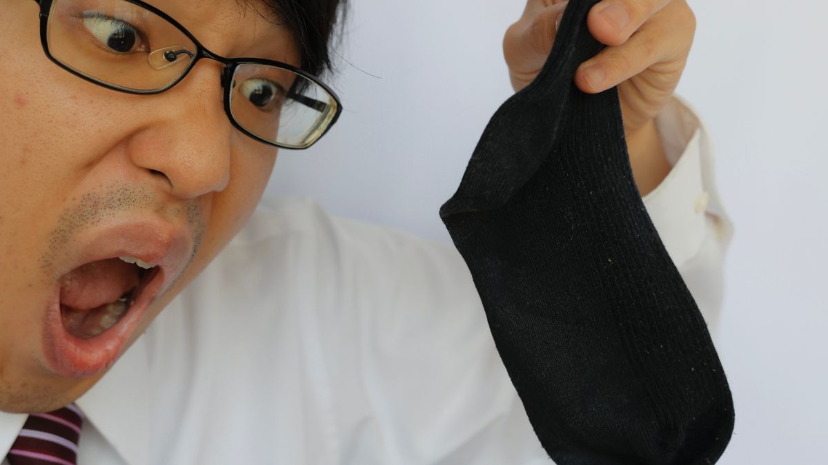 A Flight Attendant With 25 Years of Experience Warns: “Never Wear Black Socks on a Plane”