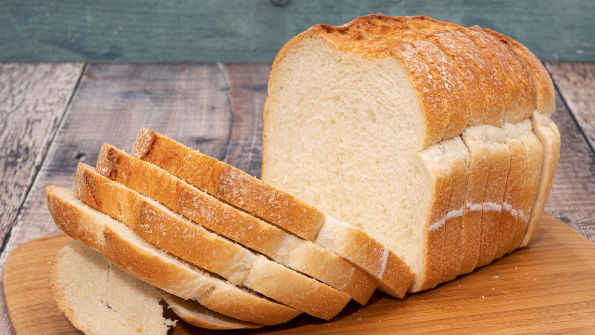Some People Clean Greasy Kitchen Stains With Bread and It Actually Works
