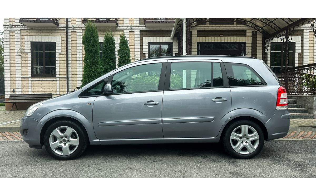 Items You Should Never Leave Inside Your Car Overnight