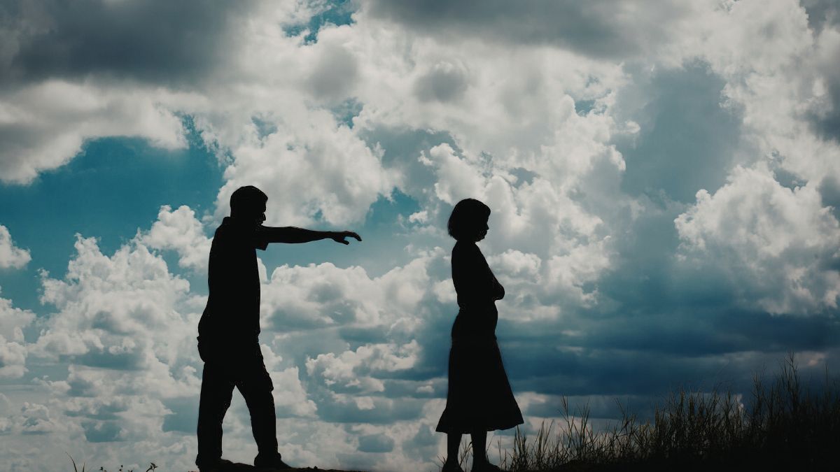 35 Signs Your Partner Is Emotionally Checking Out of the Relationship