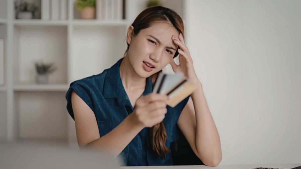 Subtle Signs Your Partner Is Secretly Hiding Massive Credit Card Debt