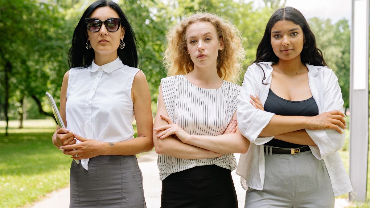 25 Subtle Body Language Signs That Give Away What People Are Really Thinking