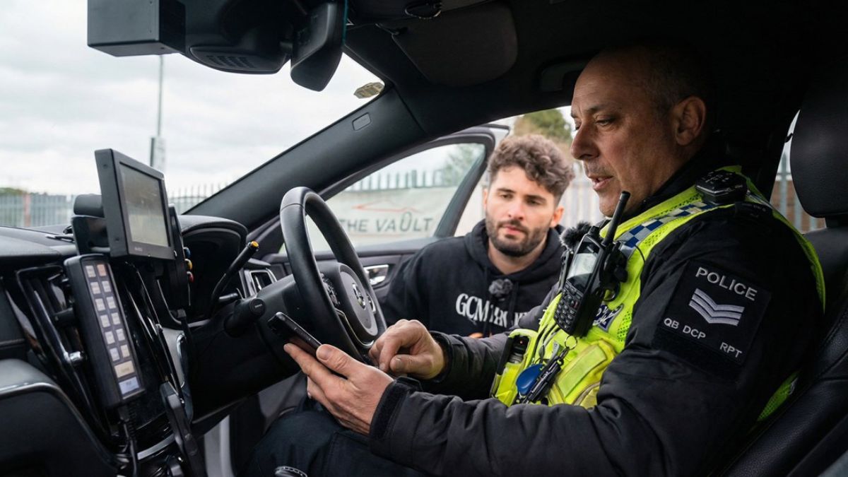 A Police Officer Reveals the Only Situation Where Using Your Phone While Driving Is Actually Legal