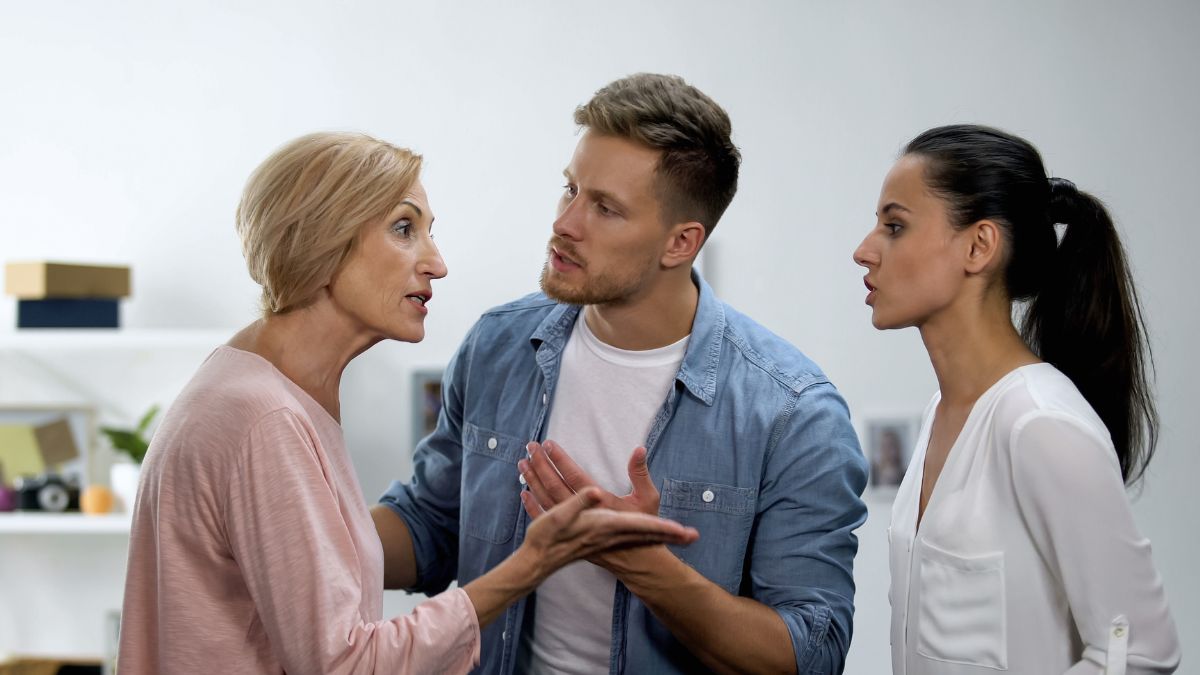 30 Signs You Are Being “Gaslighted” by a Family Member